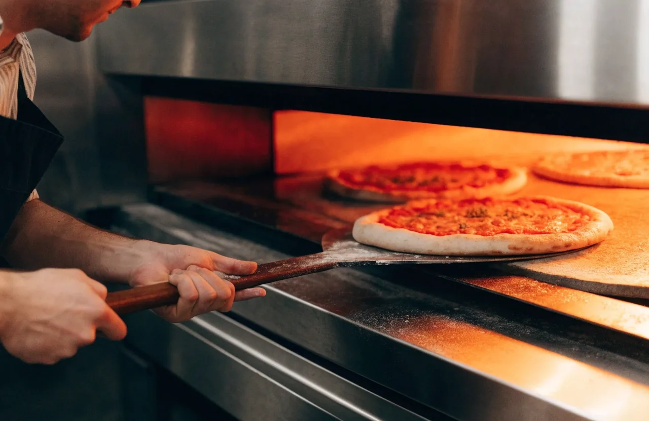 Shared preparation bench and oven used for every order
